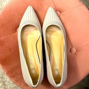 Taupe kitten heel never been worn. Super cute!